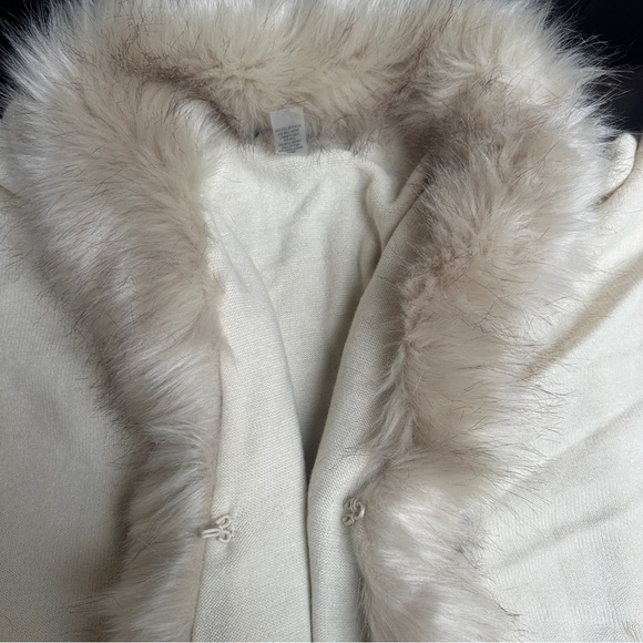 Dolce Cabo Cream Faux Fur Trim Poncho One Size - Picture 7 of 12